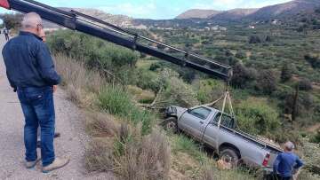 Ηράκλειο: Έψαχναν τον νεωκόρο για τη λειτουργία και τον βρήκαν εγκλωβισμένο στο αυτοκίνητό του που έπεσε σε γκρεμό
