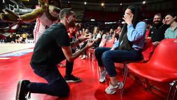 Πρόταση γάμου στο ΣΕΦ στην διάρκεια του αγώνα του Ολυμπιακού με τον Άρη, βίντεο και φωτογραφίες