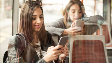 Γιατί κοιτάμε στα κλεφτά το κινητό του διπλανού μας