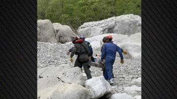 Καρε καρέ η αεροδιακομιδή τραυματισμένης πεζοπόρου στο φαράγγι του Βίκου, δείτε βίντεο με την επιχείρηση διάσωσης