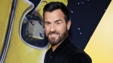 Ο Τζάστιν Θερού έγινε πατέρας, το στιγμιότυπο με τον γιο του στην αγκαλιά του