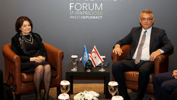 Αντιδράσεις για σημαία του ψευδοκράτους στη συνάντηση Έρχιουρμαν με την αναπληρώτρια γ.γ. του ΟΗΕ, Ρόζμαρι Ντι Κάρλο
