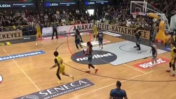 Μαρούσι - Κολοσσός: Τρομερό σκηνικό με Άκιν, έπαιζε κρατώντας το παπούτσι στο χέρι του, δείτε βίντεο
