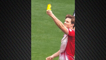 Ποδοσφαιριστής έβαλε φωτιά στην κίτρινη κάρτα που δέχτηκε από  διαιτητή σε φιλανθρωπικό αγώνα στο Γουέμπλεϊ, βίντεο 