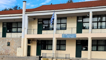 «Δεν πρόλαβε να της πει κάποιος να φύγει» λέει η καθηγήτρια της 13χρονης που έπεσε από μπαλκόνι σε σχολείο στο Χαϊδάρι