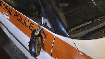 Επίθεση σε όχημα της Δημοτικής Αστυνομίας στα Εξάρχεια, δείτε φωτογραφίες