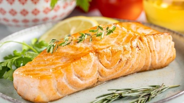 Χοληστερίνη: Ποιες τροφές βοηθούν και ποιες χρειάζονται μέτρο
