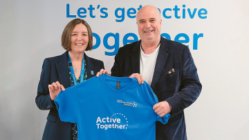 Από τη φιλανθρωπία, στο ποδόσφαιρο: O Δρακόπουλος του «Νιάρχος» πήρε... φανέλα βασικού στη Leeds Utd