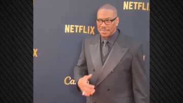 Συγκινημένος ο Έντι Μέρφι έλαβε το 51o βραβείο Συνολικής Προσφοράς για το έργο του: Θα πάω στα παρασκήνια και θα κλάψω