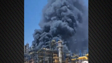 Μεγάλη φωτιά σε διυλιστήριο στην Ινδία μια μέρα πριν τα εγκαίνιά του από τον Μόντι, δείτε βίντεο