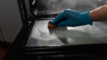 Γιατί το τζάμι του φούρνου δεν καθαρίζει όσο κι αν το τρίβετε;