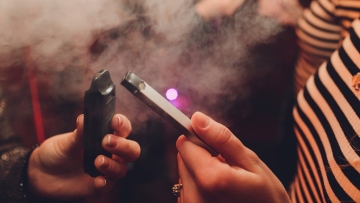 Απίστευτη απάτη στο Λονδίνο: Τον νάρκωσαν με νοθευμένο ηλεκτρονικό τσιγάρο και του άδειασαν τον τραπεζικό λογαριασμό μέσω Face ID