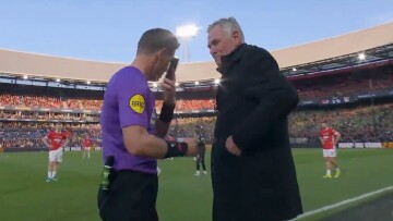 Ολλανδία: Ο διαιτητής Ντάνι Μάκελι διέκοψε τον τελικό Κυπέλλου και απάντησε σε τηλεφώνημα για λόγους... ασφαλείας, δείτε φωτογραφίες