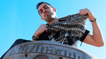 Ο ράπερ Μόνιμος Κάτοικος έγινε μπαμπάς, η φωτογραφία με τον νεογέννητο γιο του