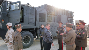 Η Βόρεια Κορέα εκτόξευσε 5 βαλλιστικούς πυραύλους παρουσία του Κιμ Γιονγκ Ουν, δείτε εικόνες