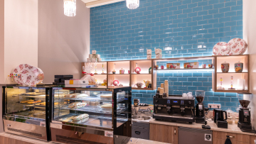 Καφέ «ΠΟΙΚΙΛΗ ΣΤΟΑ» - Το πρώτο Κοινωνικό Καφενείο με εργαζόμενους άτομα με αναπηρία  στο Θριάσιο Πεδίο, με τη στήριξη της HELLENiQ ENERGY