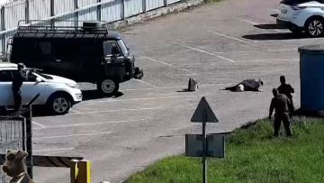 Ρωσία: Συνελήφθη 57χρονη Γερμανίδα με βόμβα στο σακίδιο της έξω από κτίριο της Αστυνομίας, δείτε βίντεο