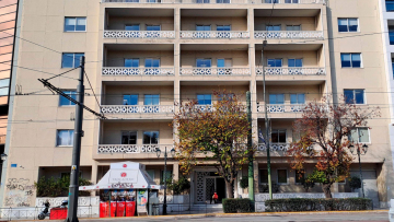 Νεκρή 51χρονη που έπεσε στο κενό από τον δεύτερο όροφο του υπουργείου Τουρισμού
