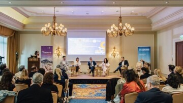 Αθήνα: Τουριστική άνοδος με «καμπανάκι» κορεσμού – Στο τραπέζι νέοι κανόνες και περιορισμοί