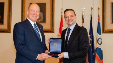 Με το μετάλλιο του δήμου Αθηναίων βράβευσε τον πρίγκιπα Αλβέρτο ο Χάρης Δούκας, φωτογραφίες