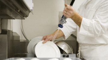 Κρίση στον χώρο της εστίασης: Γιατί κανείς δεν θέλει να πλύνει πιάτα
