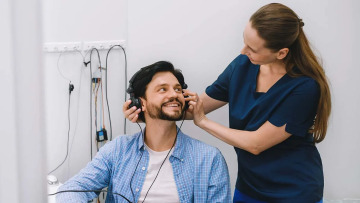 Καινοτόμος γονιδιακή θεραπεία «επιστρέφει» την ακοή σε ασθενείς με κώφωση – Με μία ένεση
