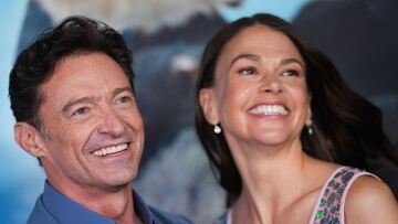 Σάτον Φόστερ: Νέα δημόσια εμφάνιση με τον Χιου Τζάκμαν - Με φόρεμα που συνδυάζει glam και ανοιξιάτικη διάθεση