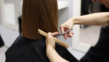 Κομμώτρια με… χρυσά ψαλίδια στα χέρια της ΑΑΔΕ: Εκρυψε από την εφορία σχεδόν 500.000 ευρώ