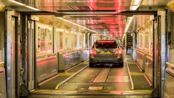 «Οδηγώντας» στη Σήραγγα της Μάγχης: Πώς είναι η εμπειρία στο μεγαλύτερο υποθαλάσσιο τούνελ της Ευρώπης