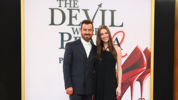 Η εμφάνιση του Τζάστιν Θερού με τη σύζυγό του στην πρεμιέρα της ταινίας «Ο Διάβολος φοράει Prada 2» λίγες ημέρες μετά τη γέννηση του γιου τους