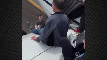 Θρίλερ σε πτήση της  United Airlines: Αναγκαστική προσγείωση υπό το φόβο βόμβας, οι επιβάτες κατέβηκαν από τα φτερά - βίντεο