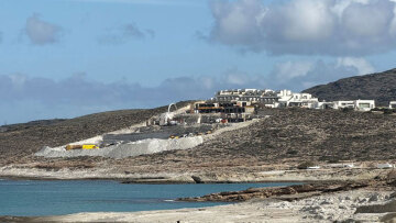 Mήλος: Το ΣτΕ παγώνει προσωρινά τις κατασκευές για 128 νέες πισίνες στο πεντάστερο ξενοδοχείο