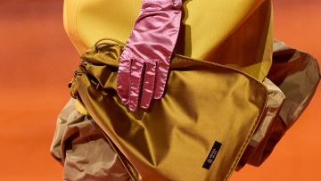 Η σατέν τσάντα είναι το πιο κομψό αξεσουάρ της σεζόν
