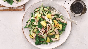 Ξεχάστε τη Caesar: 16 πρωτότυπες και δροσερές σαλάτες με κοτόπουλο