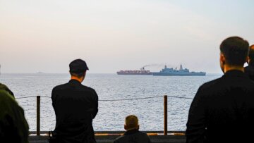 Το Πολεμικό Ναυτικό των ΗΠΑ έχει μπλοκάρει 27 πλοία στα Στενά του Ορμούζ, οι δύο επιλογές για το ιρανικό κοντέινερ