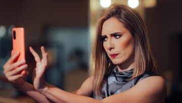 Γιατί κρίνουμε τόσο εύκολα μια γυναίκα από την εμφάνισή της – Η ψυχολόγος απαντά
