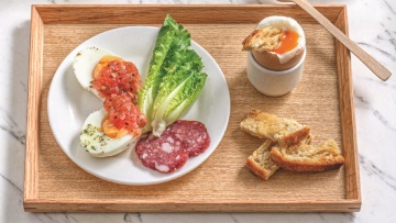 Αυγά βραστά με τριμμένη ντομάτα, σαλάμι Λευκάδος και μαντζουράνα
