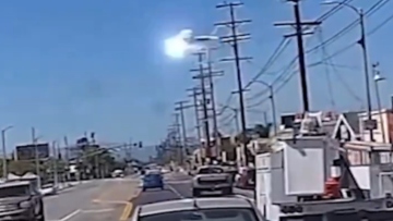 ΗΠΑ: 70χρονος που πιλόταρε Cessna στο Λος Αντζελες «τράκαρε» σε καλώδια υψηλής τάσης και συνετρίβη σε πάρκινγκ, δείτε βίντεο