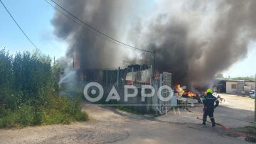 Φωτιά τώρα σε μάντρα οικοδομικών υλικών στη Νέα Είσοδο Καλαμάτας, δείτε βίντεο