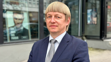 «Νόμιζα ότι ήταν εικόνα από τεχνητή νοημοσύνη»: Εσθονός πολιτικός έγινε viral για το ιδιαίτερο μαλλί του που θυμίζει... Playmobil