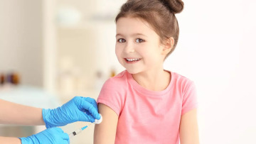 Εμβολιασμοί: Έλεγχο ψευδών ειδήσεων στα social media ζητούν οι παιδίατροι από το Υπουργείο Υγείας
