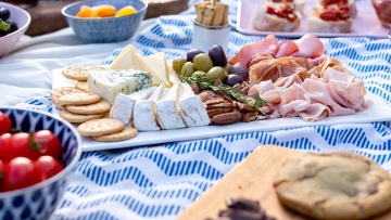 Φαγητό στη βεράντα: Ιδέες για τσιμπολογήματα, ελαφριά γεύματα και δροσερά ροφήματα