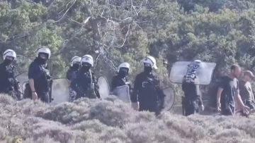 Συνοδεία ΜΑΤ κατεδαφίζουν τις καλύβες από τις παραλίες στη Γαύδο