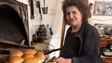 
Νάξος: Στον τελευταίο ξυλόφουρνο της Απειράνθου, πριν ξυπνήσει το χωριό