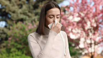 Γιατί η περίοδος των αλλεργιών διαρκεί 2 εβδομάδες περισσότερο στην Ευρώπη
