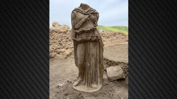 Ανακαλύφθηκε ακέφαλο μαρμάρινο άγαλμα της θεάς Αθηνάς στην αρχαία ελληνική πόλη της Λαοδίκειας στην Τουρκία, δείτε βίντεο και φωτογραφίες