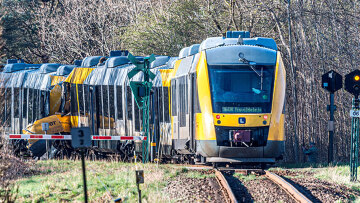 Μετωπική σύγκρουση τρένων στη Δανία με πολλούς τραυματίες, δείτε εικόνες από το σημείο