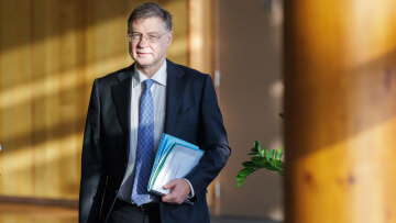 Ευρωπαίος Επίτροπος Ντομπρόβσκις: Εντυπωσιακή η πρόοδος της Ελλάδας σε μεταρρυθμίσεις, χρέος και ανεργία
