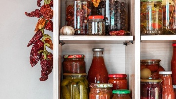 Τι τρόφιμα πρέπει να έχουμε πάντα στο εξοχικό για να μην τρέχουμε κάθε φορά στο σούπερ μάρκετ