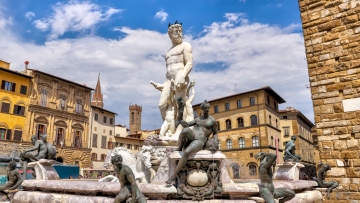 Φλωρεντία: Τουρίστρια σκαρφάλωσε σε ιστορικό συντριβάνι για να πιάσει… τα γεννητικά όργανα του Ποσειδώνα και προκάλεσε ζημιά 5.000 ευρώ
